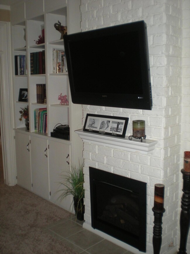 FAMILY ROOM - Built Ins!