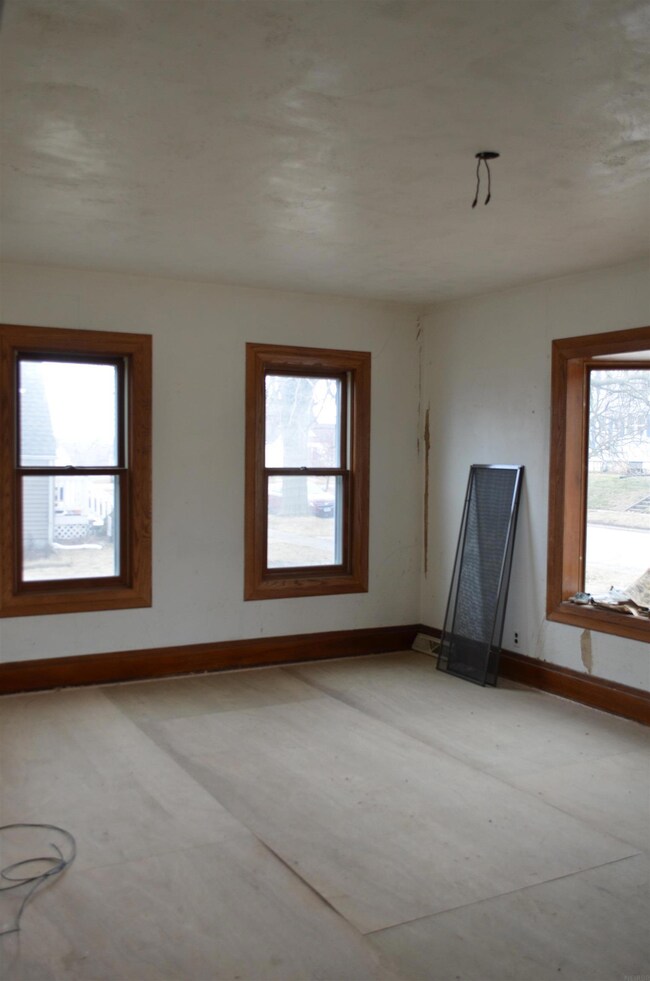 213 W 22nd St, Cedar Falls, IA 50613 - photo 2