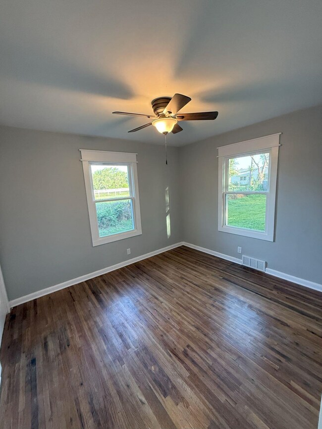 1114 W 17th Ave, Hutchinson, KS 67501 - photo 4