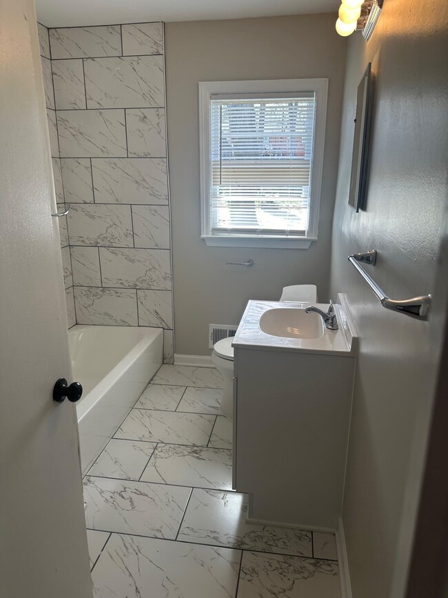 Full bath with visible vents, baseboards, toilet, 