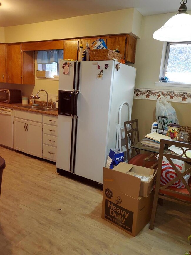 Kitchen and dining combo