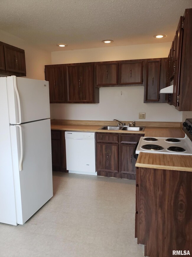 4933 Jersey Ridge Rd, Davenport, IA 52807 - photo 4