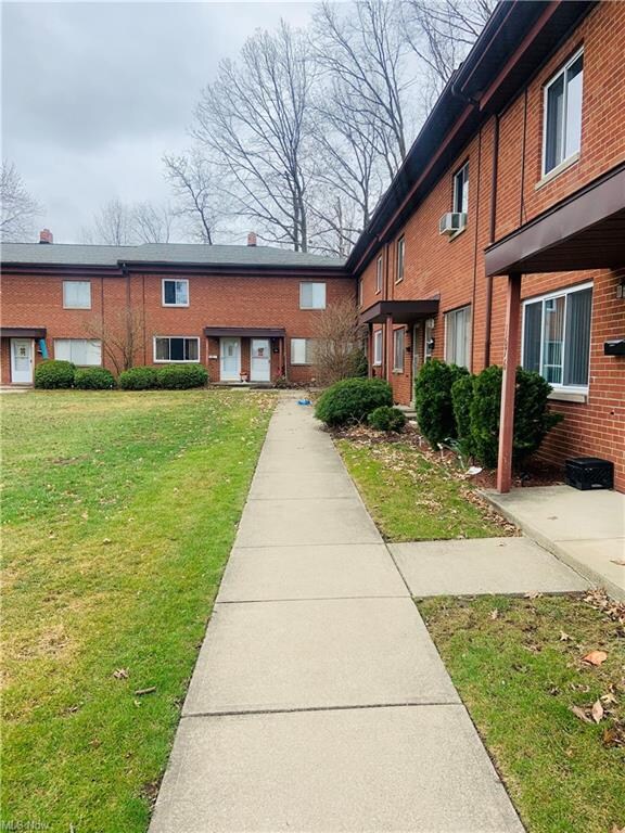 1674 Ridgewick Dr, Wickliffe, OH 44092 - photo 2