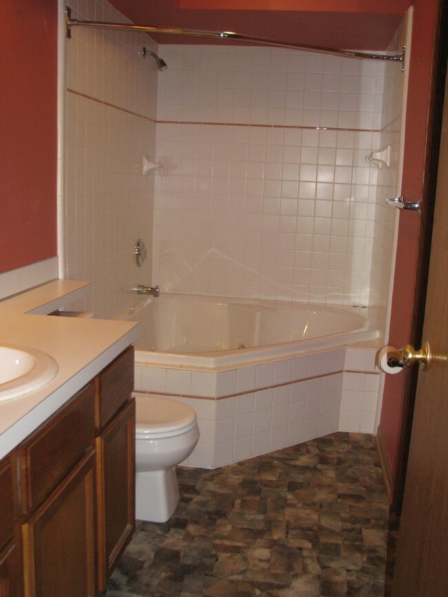1824 Cross Bend Main Bath