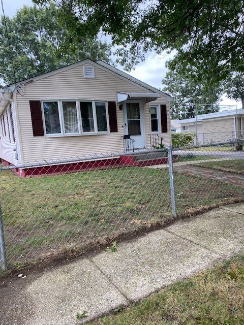 25 Riverview Ave, Pawtucket, RI 02860 - photo 4