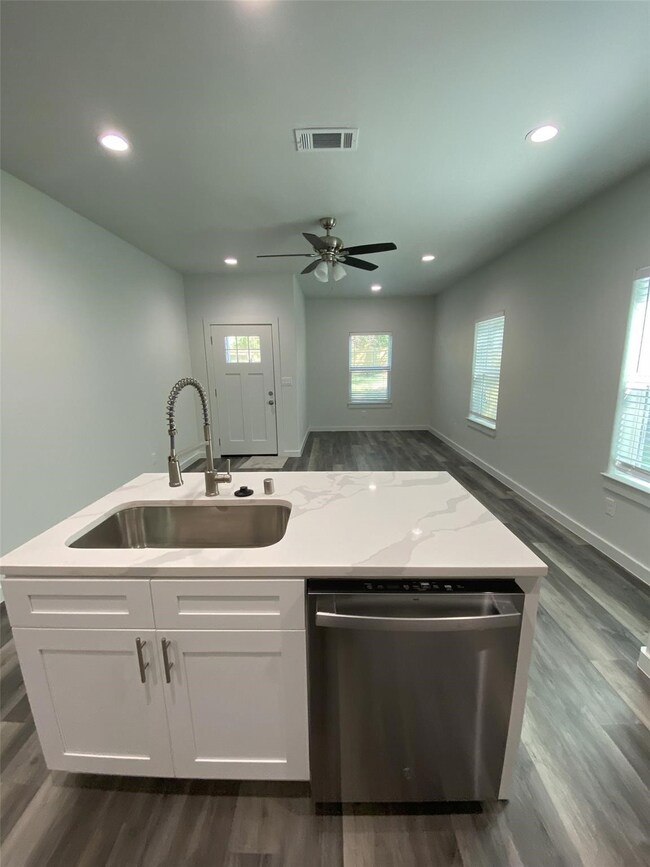 505 W Walker St unit 100, Denison, TX 75020 - photo 2