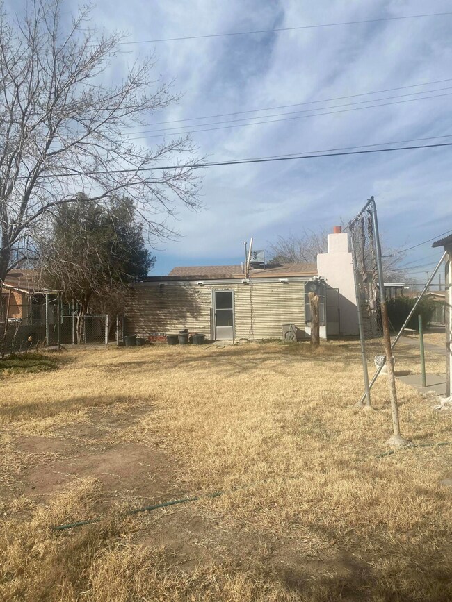 324 Kitt Rd, El Paso, TX 79915 - photo 3