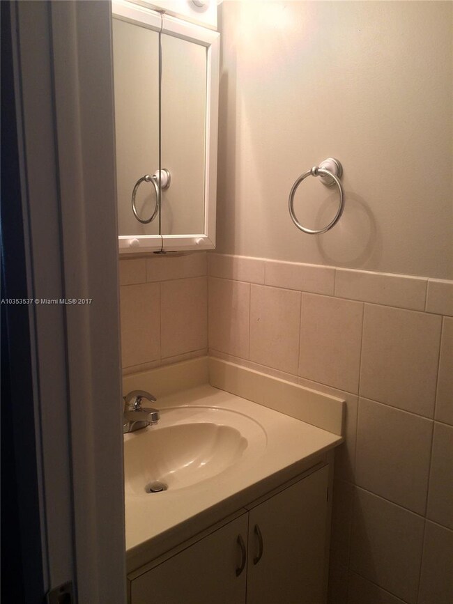 2219 W 53rd Place unit 2219, Hialeah, FL 33016 - photo 3