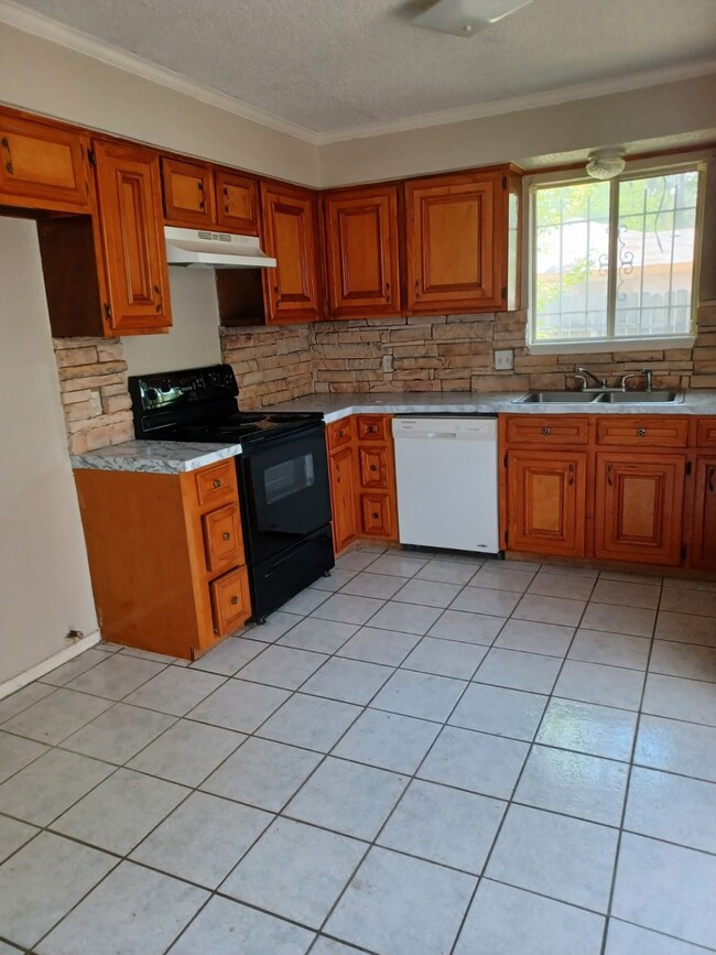 4802 Algernon Dr, Spring, TX 77373 - photo 4