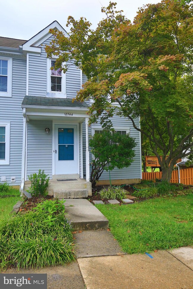 18744 Martins Landing Dr, Germantown, MD 20874 - photo 2