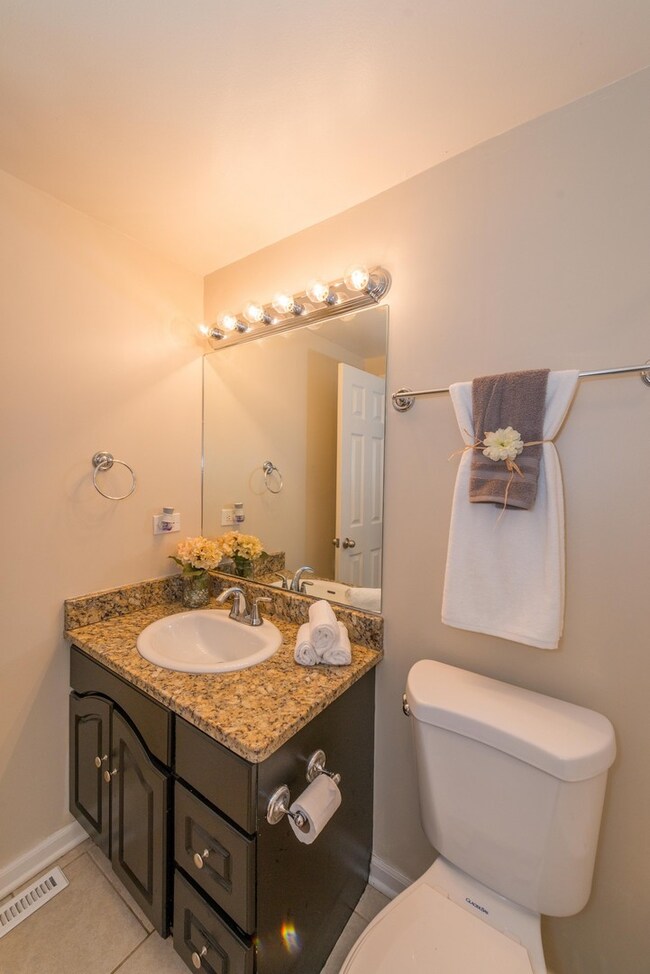 124 Del Rio Rd, Carpentersville, IL 60110 - photo 4