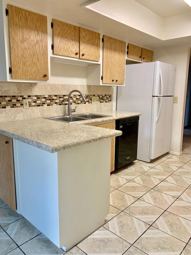 15315 Mineral Ct, Horizon City, TX 79928 - photo 6