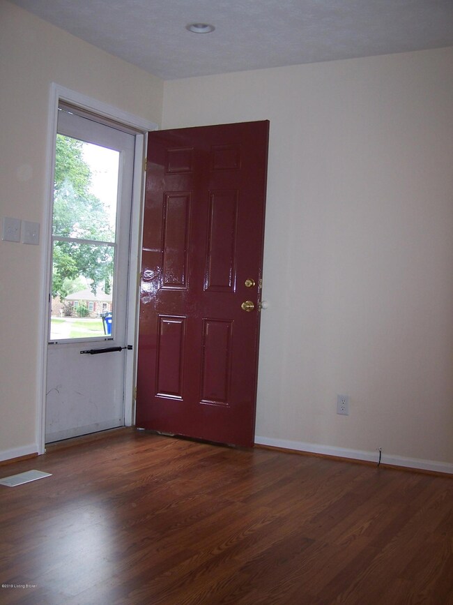 6801 Beackstone Ct, Louisville, KY 40228 - photo 3