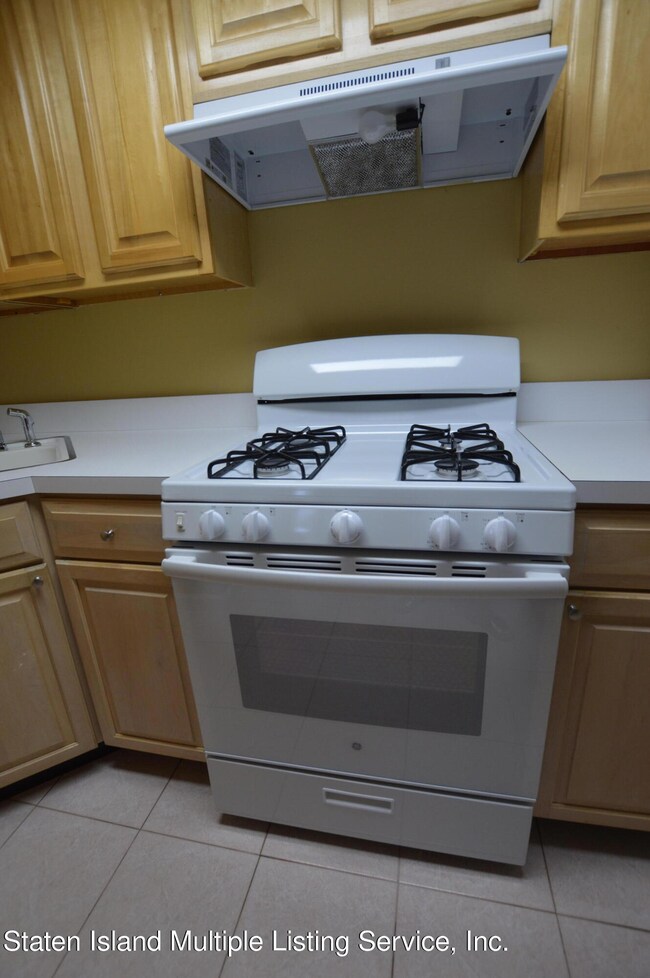 77 Robin Ct unit Side Apt, Staten Island, NY 10309 - photo 6
