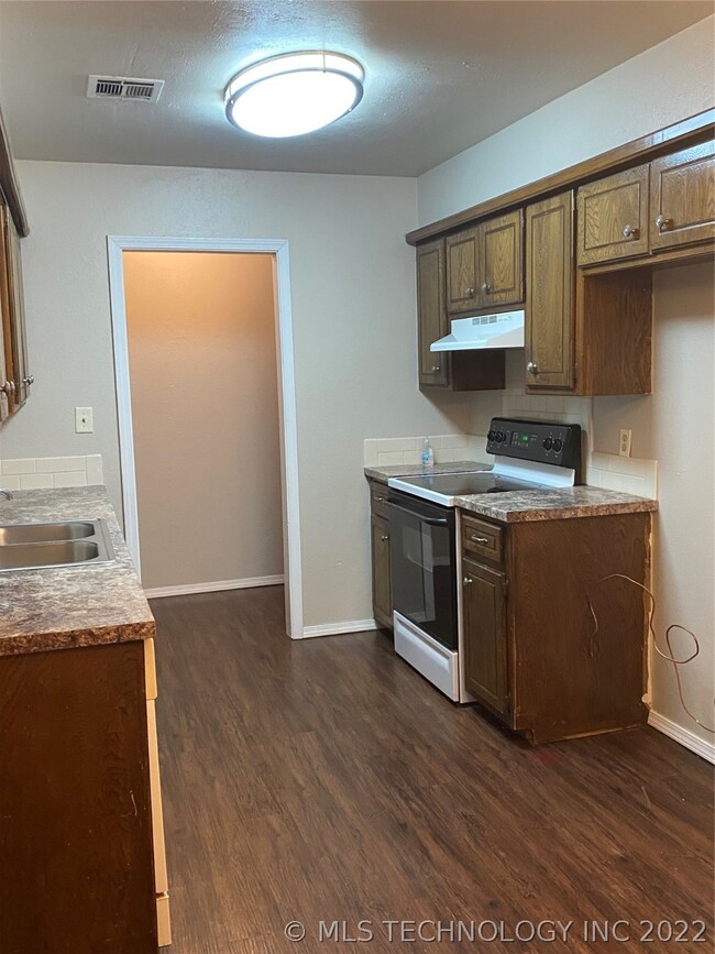 902 W 24th St, Ada, OK 74820 - photo 4