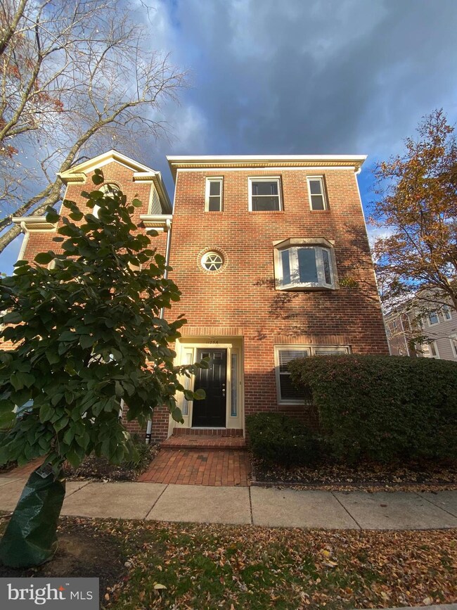 1125 A N Stuart St, Arlington, VA 22201 - photo 2