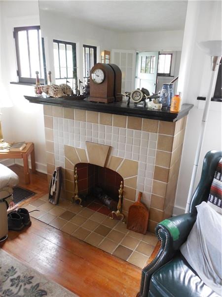 Fireplace in living room with mantle and neutral t