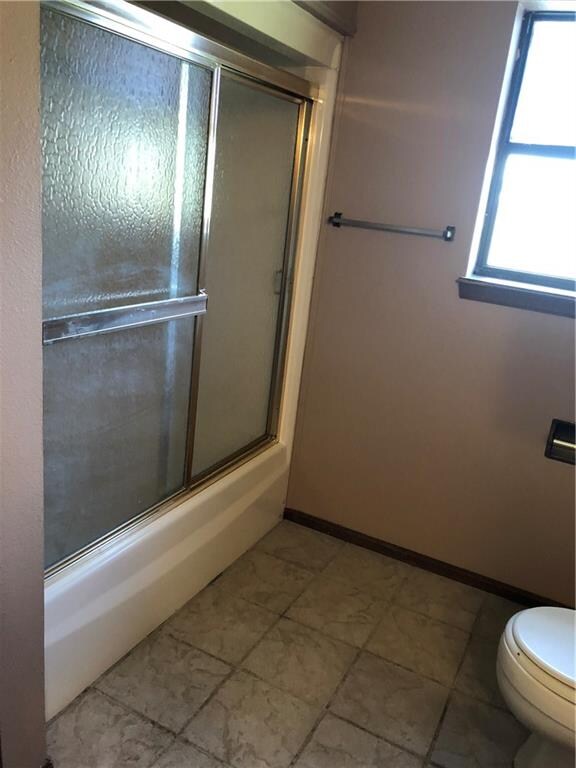 Tub/Shower in Main Bath