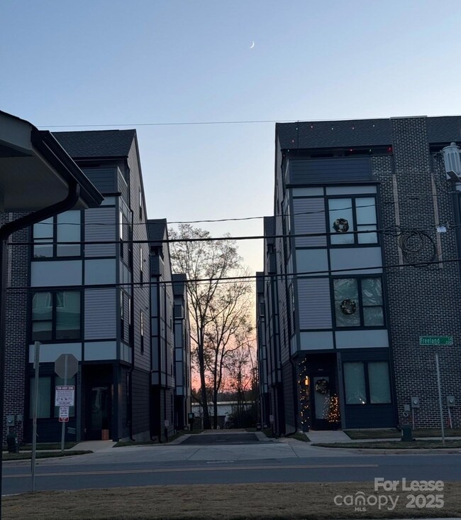 215 Freeland Ln, Charlotte, NC 28217 - photo 5