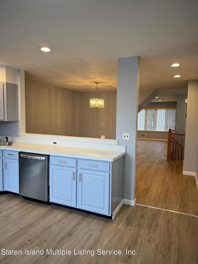 35 Red Cedar Ln, Staten Island, NY 10309 - photo 2