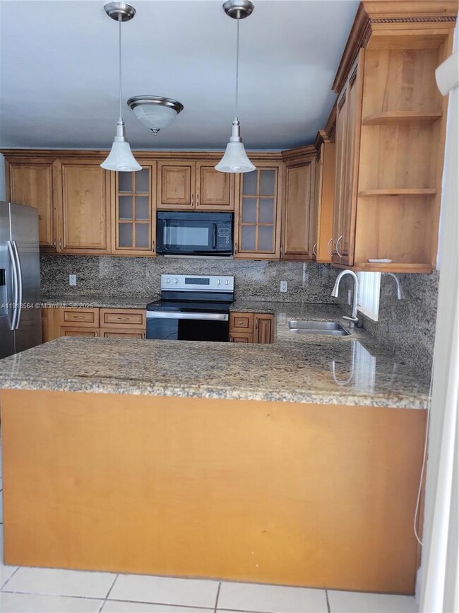 15504 Sharpecroft Dr, Hialeah, FL 33014 - photo 7