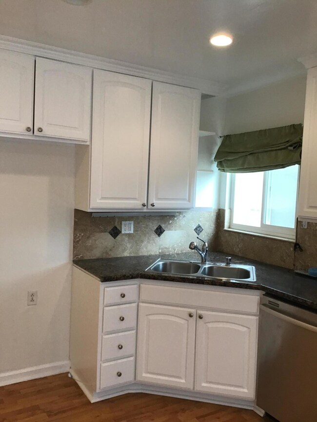 2308 Carnegie Ln unit D, Redondo Beach, CA 90278 - photo 4