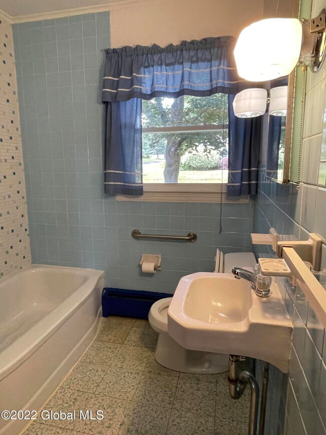 7 Elizabeth St, Latham, NY 12110 - photo 5