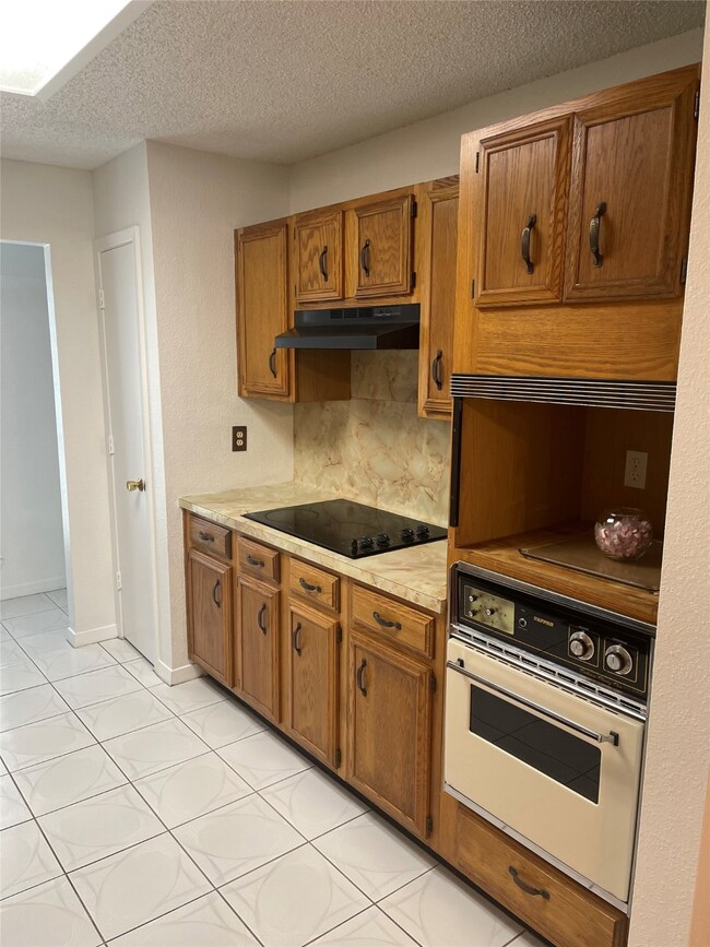 8221 Folkstone Ln unit 1, Houston, TX 77075 - photo 3