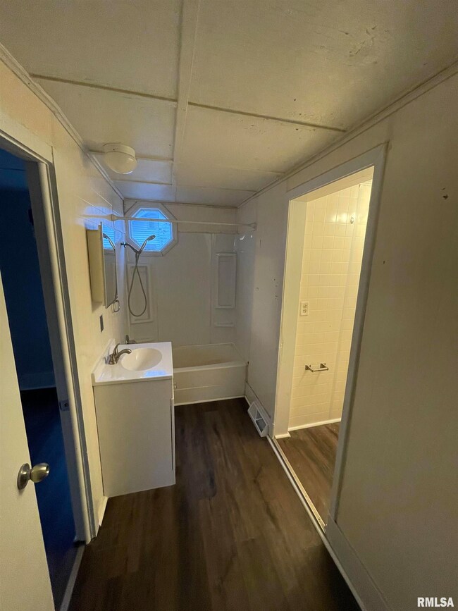 415 N Sherman St, Lincoln, IL 62656 - photo 3