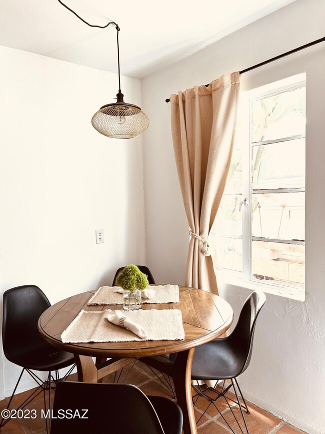 3408 Eat-In Kitchen