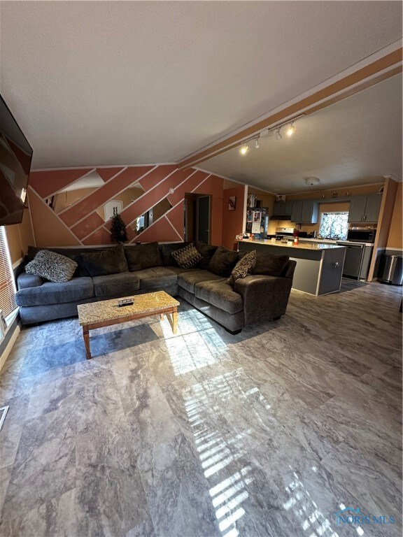 824 W Skye View Dr, Findlay, OH 45840 - photo 3