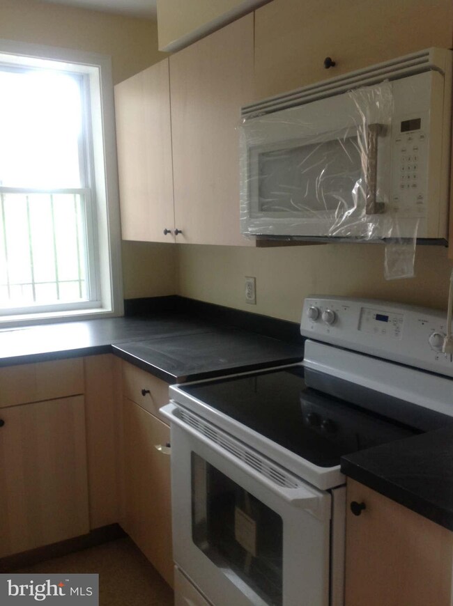 300 37th St SE unit 101-401, Washington, DC 20019 - photo 4