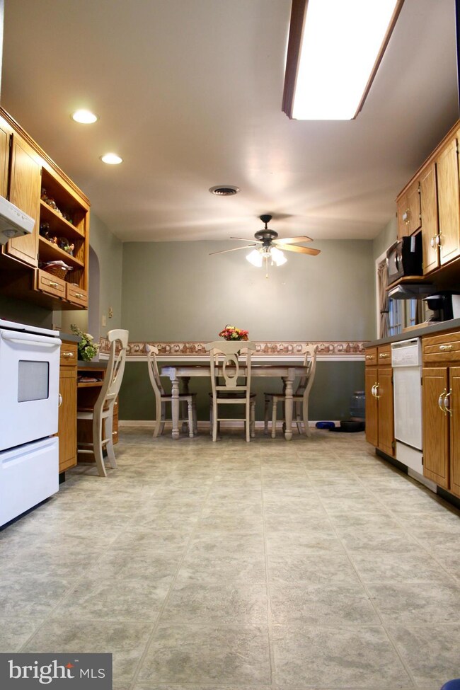 325 Wayburn St, Greencastle, PA 17225 - photo 6