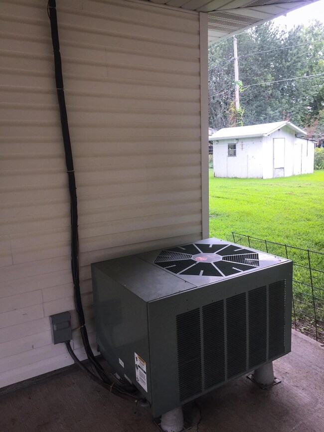 912 W San Martin St, Bolivar, MO 65613 - photo 6