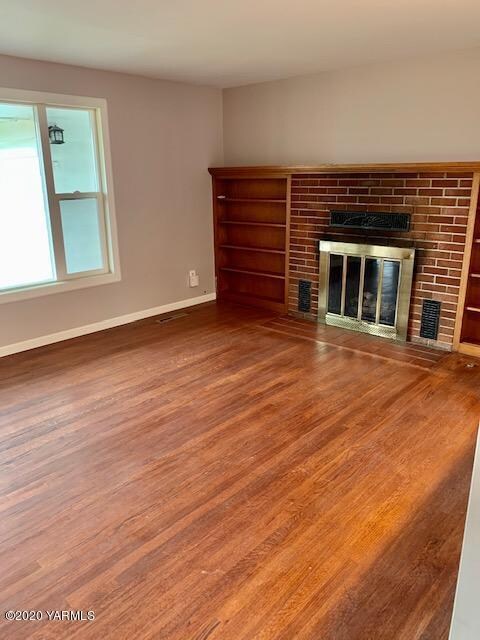 510 Viewcrest living room 1