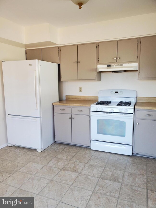 128 Carre Ave, Essington, PA 19029 - photo 6