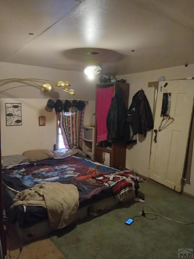 UPSTAIRS UNIT BEDROM 1