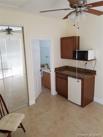 Guest house: appliances microwave/fridge and cabin