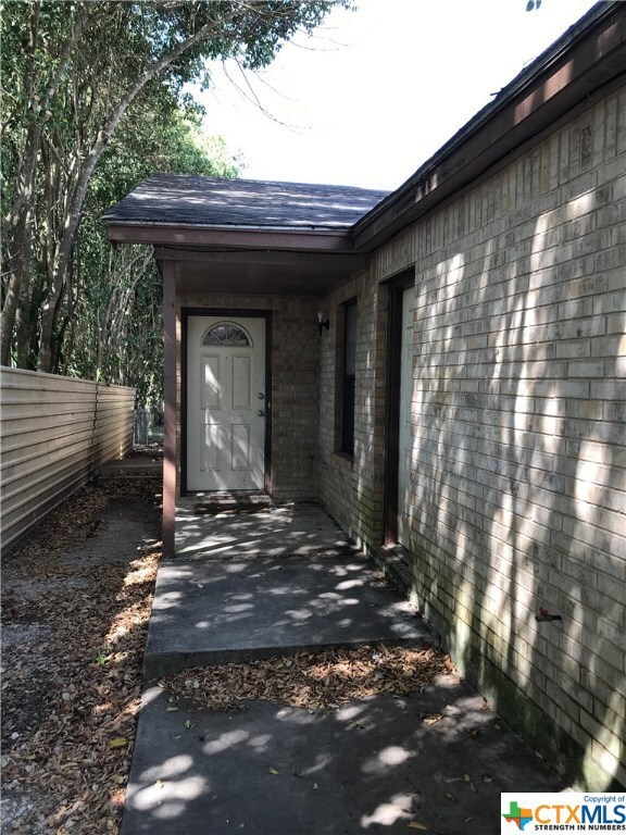 1303 N Bishop St unit 1305, San Marcos, TX 78666 - photo 2