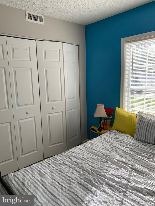 15585 Horseshoe Ln unit 585, Woodbridge, VA 22191 - photo 2