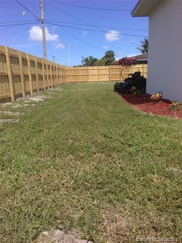 LEFT SIDE YARD WITH ROOM FOR A BOAT,RV,ETC