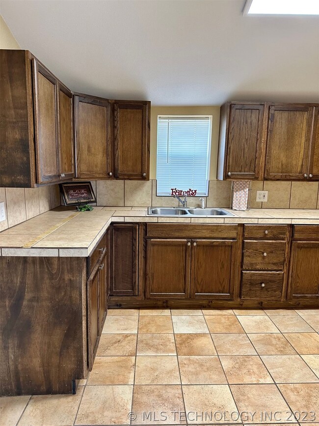 612 E Tahlequah Ave, Sulphur, OK 73086 - photo 2