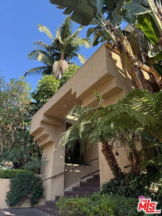 ntrance with Lush Tropical Lan