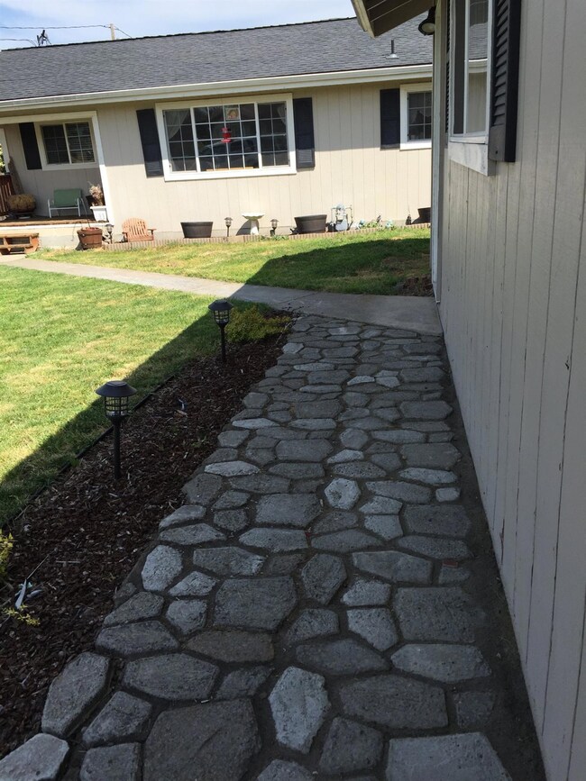 2783 E McAndrews Rd, Medford, OR 97504 - photo 2