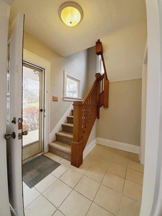 1504 Corbett St Lansing - Front foyer