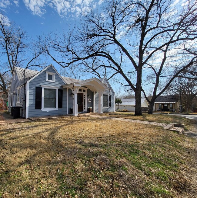 307 Rose St, Fredericksburg, TX 78624 - photo 2