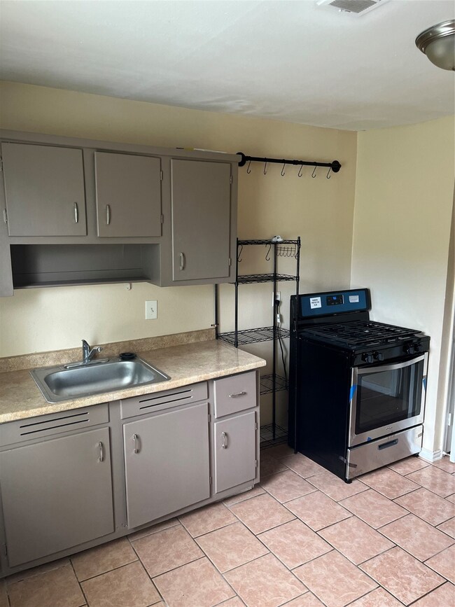 3433 Goodhope St, Houston, TX 77021 - photo 2