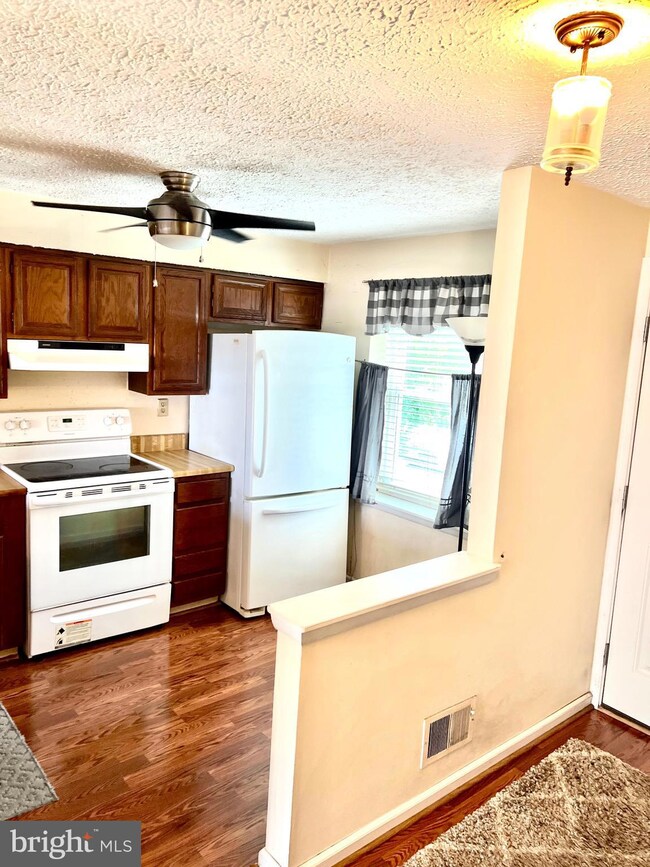 11805 Ashbrook Ct, Germantown, MD 20876 - photo 3