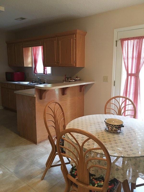 Breakfast with bar for seating