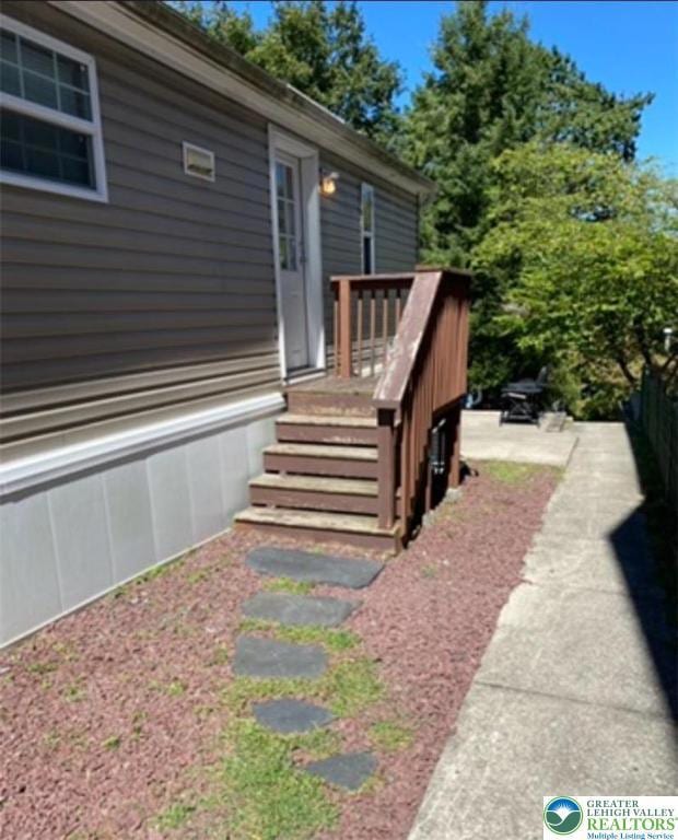 562 W Franklin St, Slatington, PA 18080 - photo 4